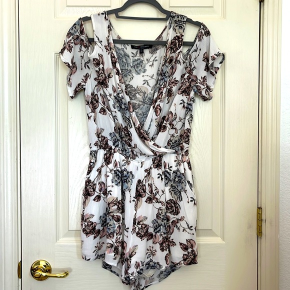 One ❤️ Clothing  L Floral Romper/ pockets - Picture 1 of 9